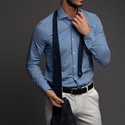 Cravatta blu in seta unita con camicia micro fantasia rigata colore azzurro